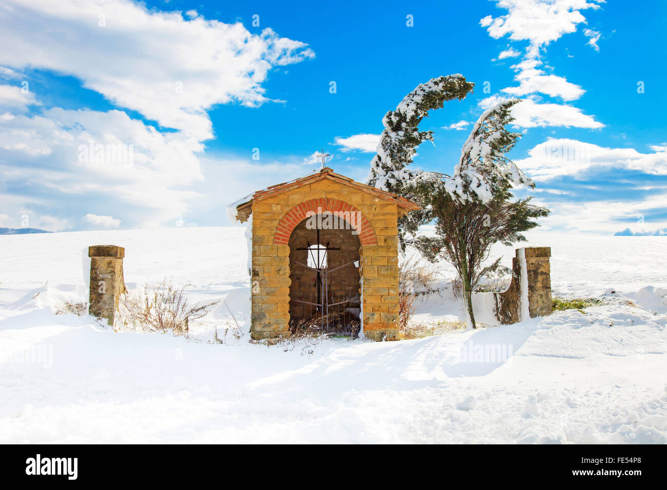 Toscana, casale marittimo pequeña capilla de la iglesia y los árboles cubiertos de nieve en invierno. La Maremma, Italia, Europa Foto de stock