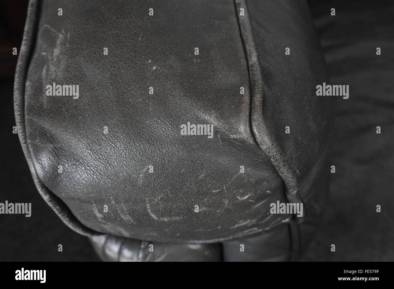 Sofá de cuero viejo fotografías e imágenes de alta resolución - Alamy