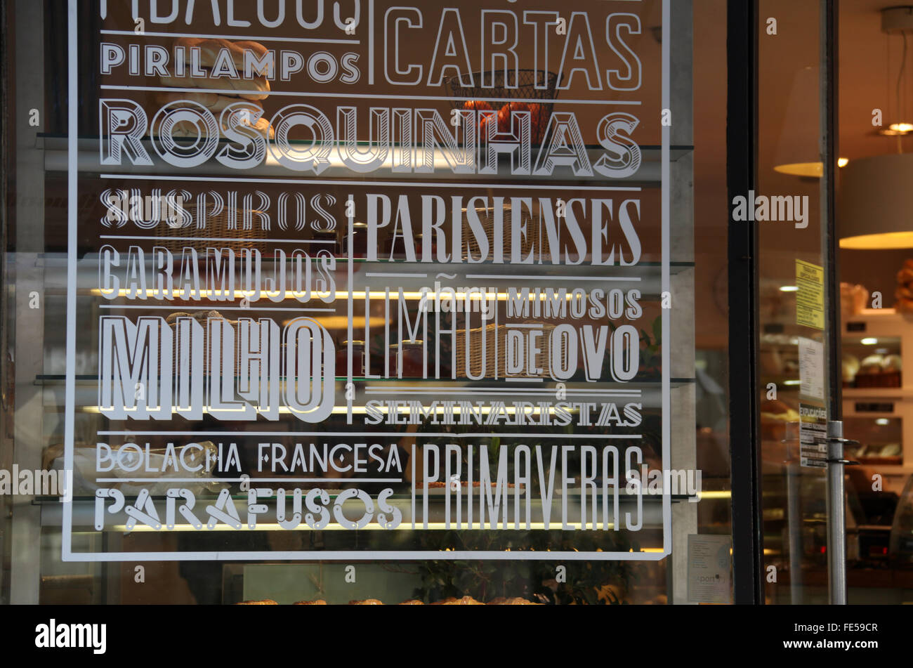 Ventana de panadería en Porto Foto de stock