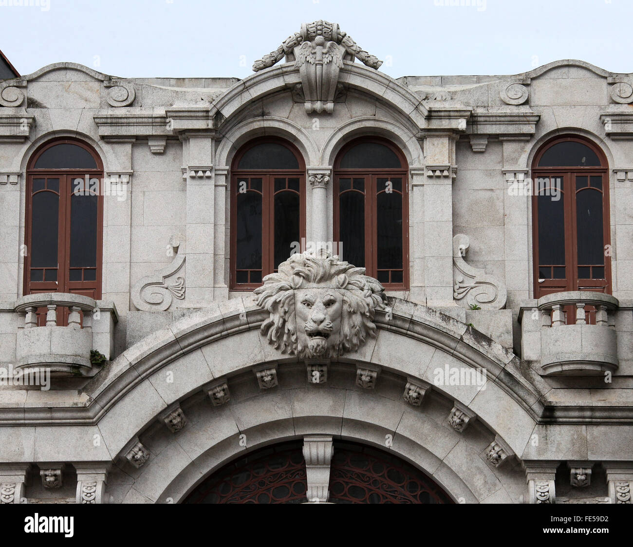 Edificio en Oporto con un Lions Head Foto de stock