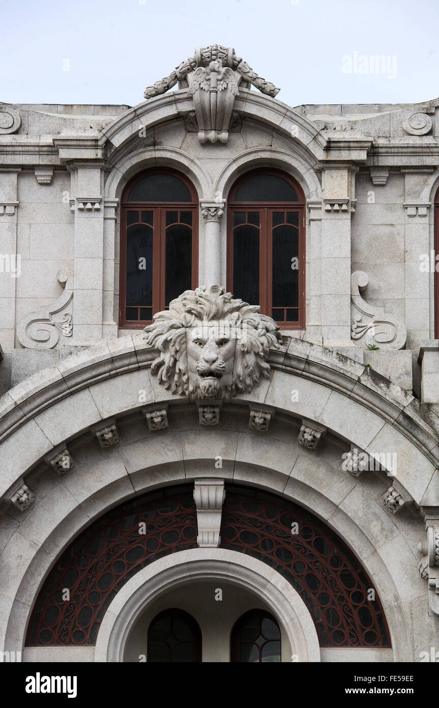 Edificio en Oporto con un Lions Head Foto de stock