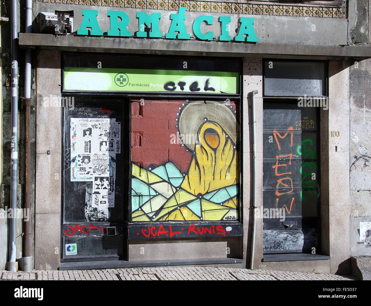 Arte de la calle en Porto por Hazul Luzah Foto de stock