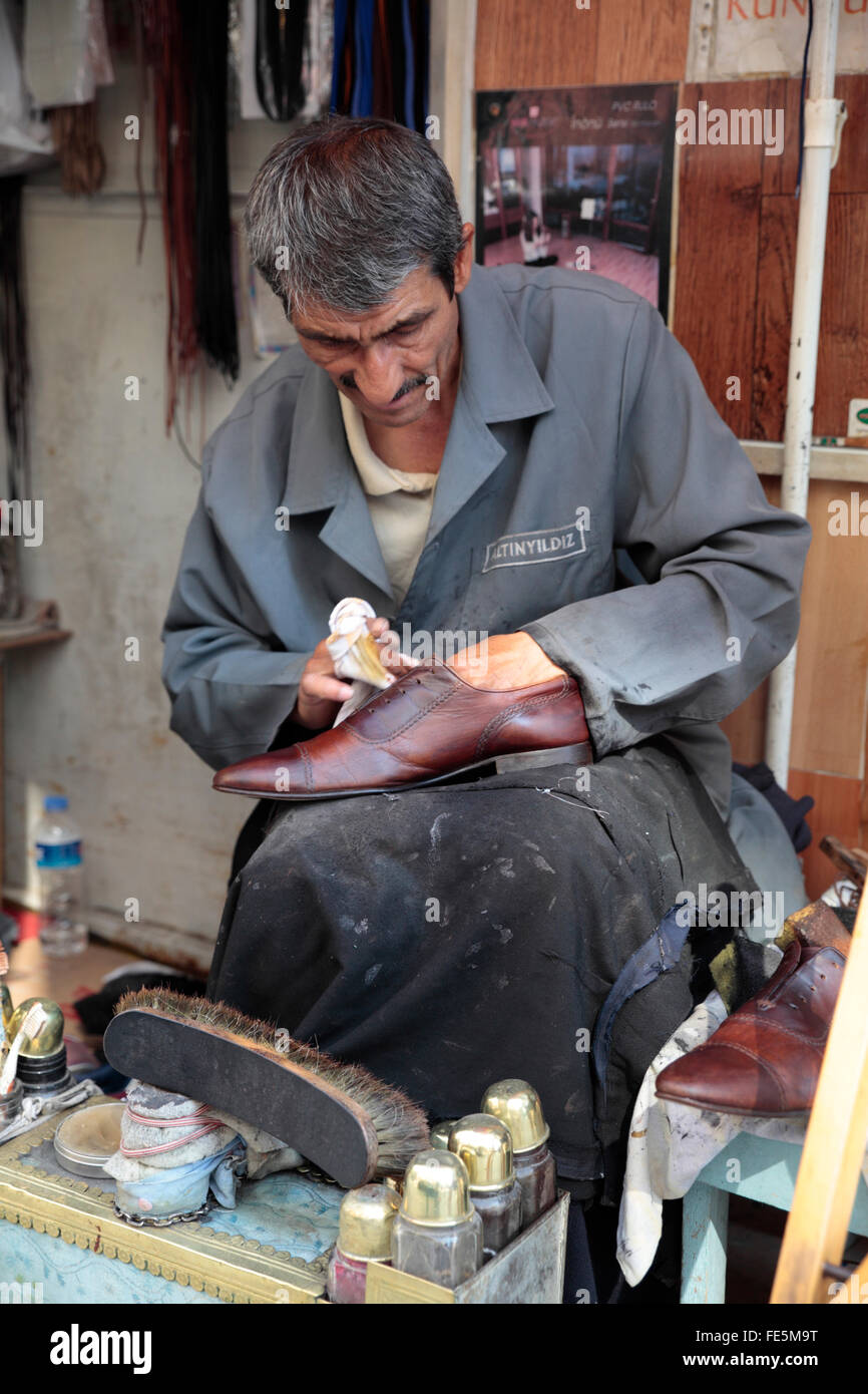 Hombre reparando zapatos en la calle, Estambul, Turquía Foto de stock
