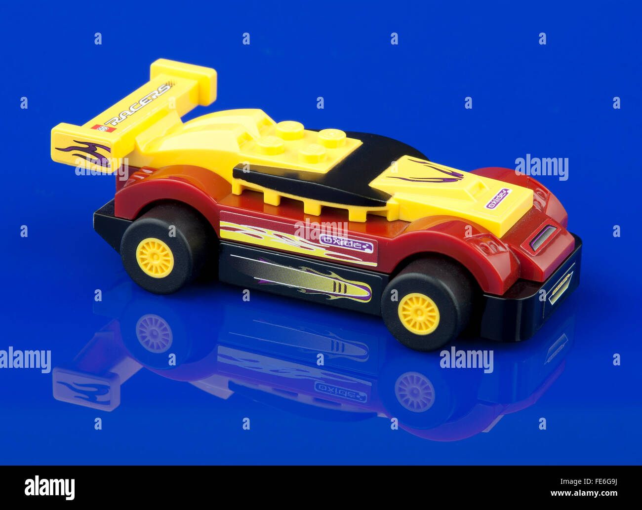 Lego racer coche de juguete sobre fondo azul. Foto de stock