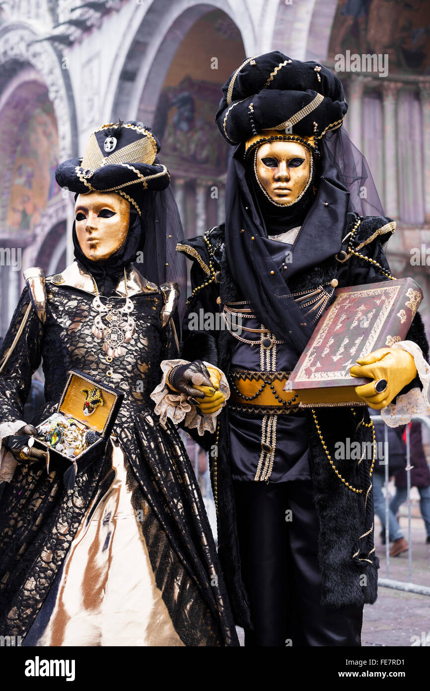 Una Modelo Vestida Con El Disfraz De Carnaval De Bruja Pagana Con Las  Pieles Y Plumas De La Escoria En Venice Italia Foto de archivo editorial -  Imagen de plumas, hermoso: 268049948