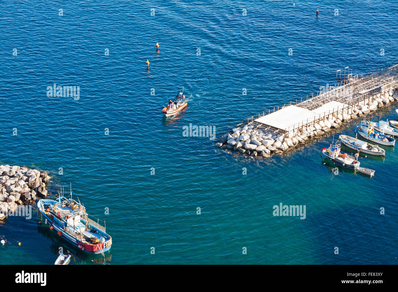 Pequeña bahía en la costa de Sorrento, el Golfo de Nápoles, Italia Foto de stock
