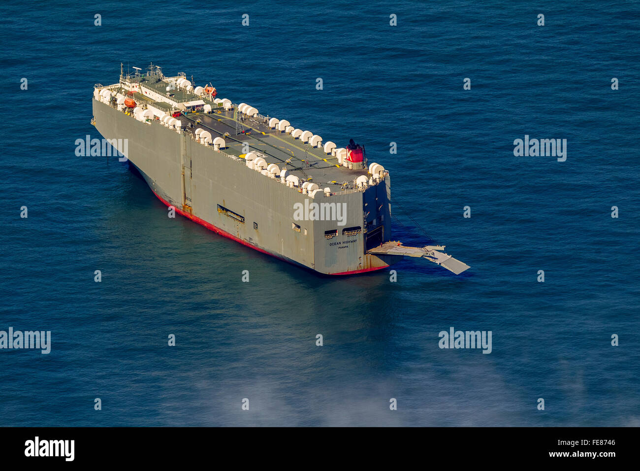 Vista aérea, buque de carga, dirección de ancla auto transporter Ocean Highway Panamá, vista aérea, los buques de carga antes de Spiekeroog Foto de stock