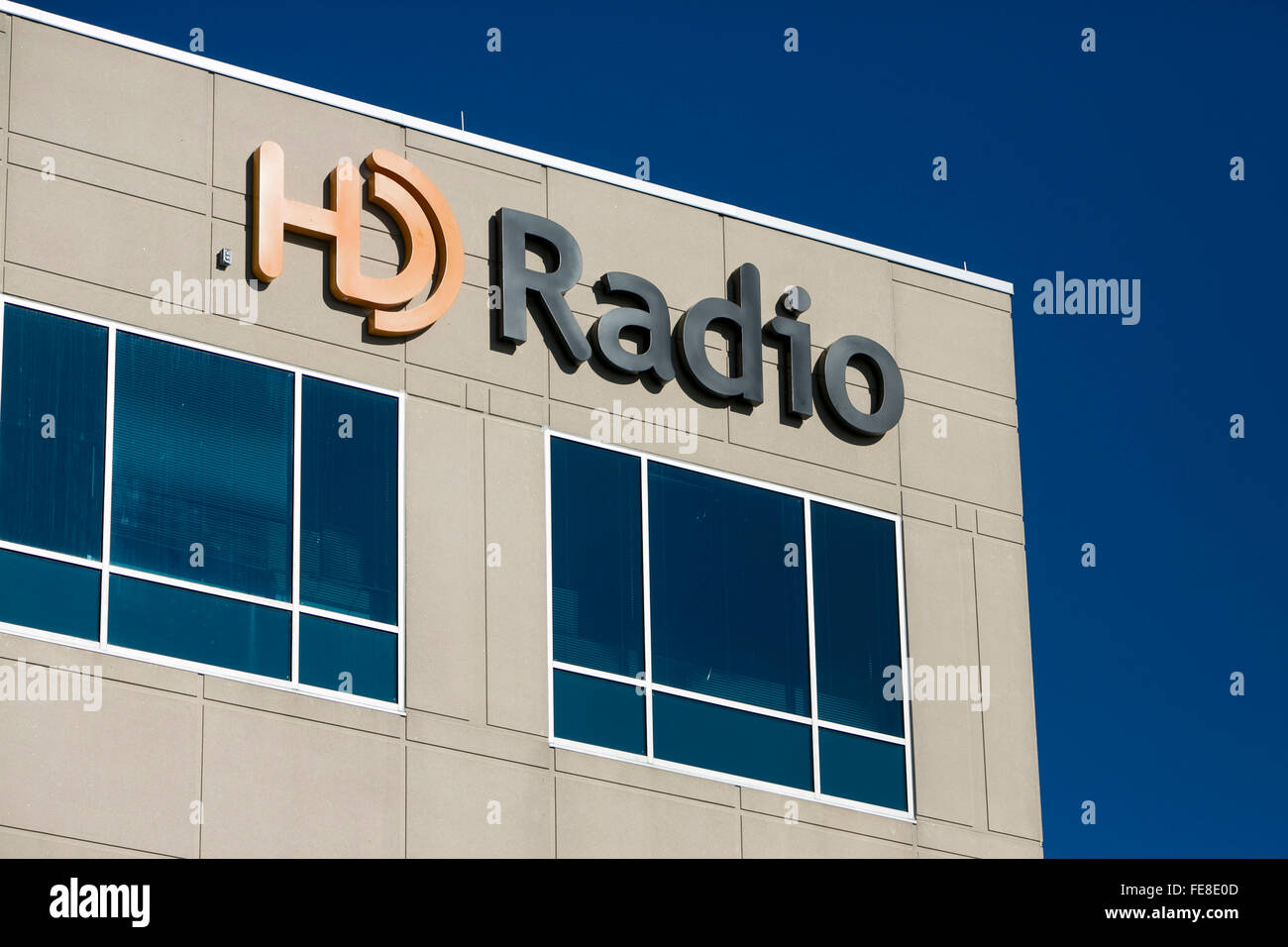 Un logotipo firmar fuera de la sede de HD Radio en Columbia, Maryland, el 2 de enero de 2016. Foto de stock