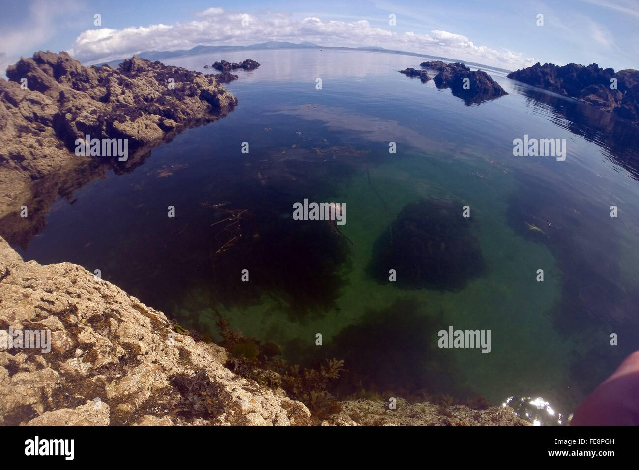 La superficie suave del lago de montaña lente ojo de pez Foto de stock