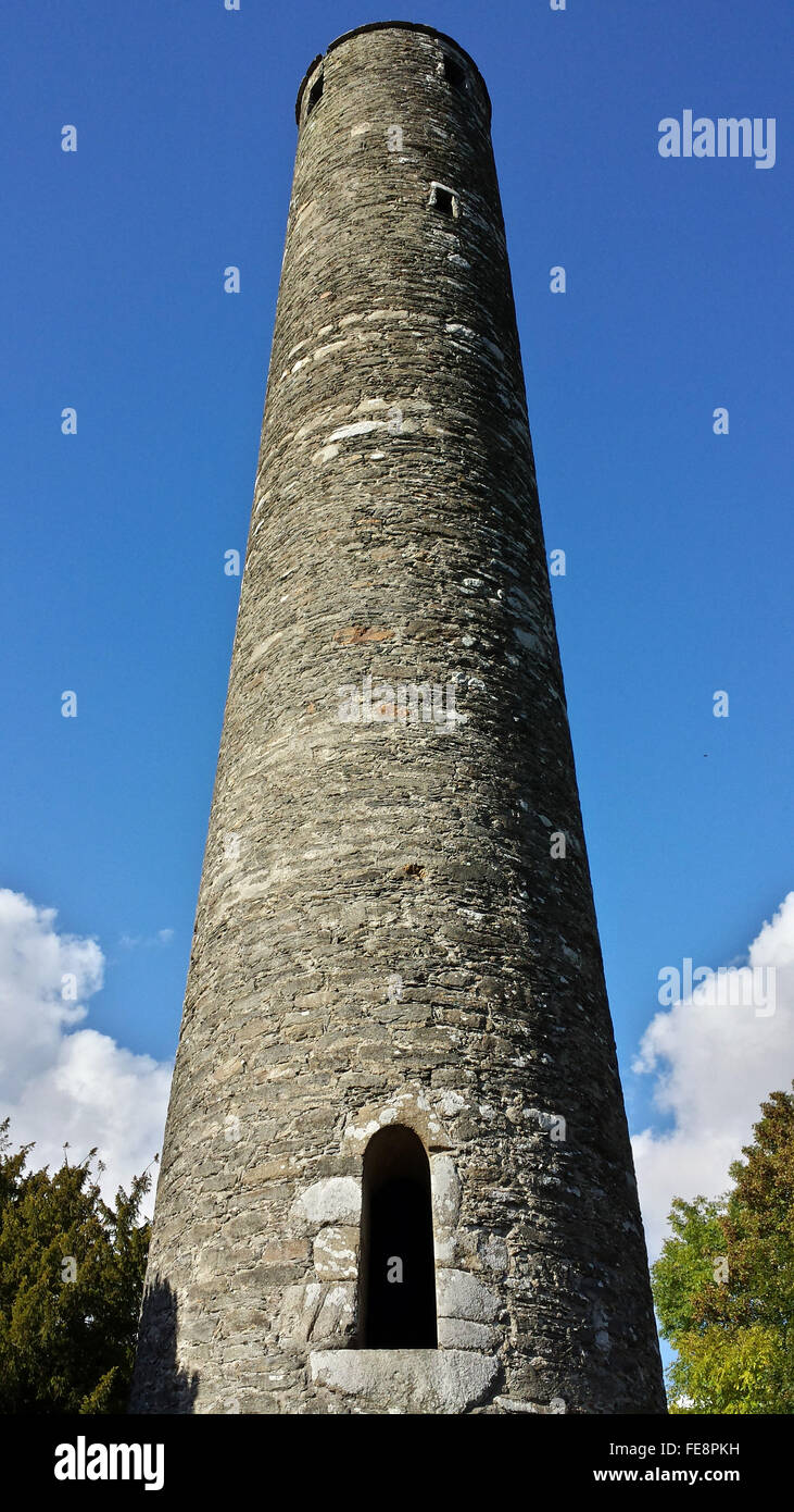 Ángulo de visión baja de antiguas atalayas de piedra Foto de stock