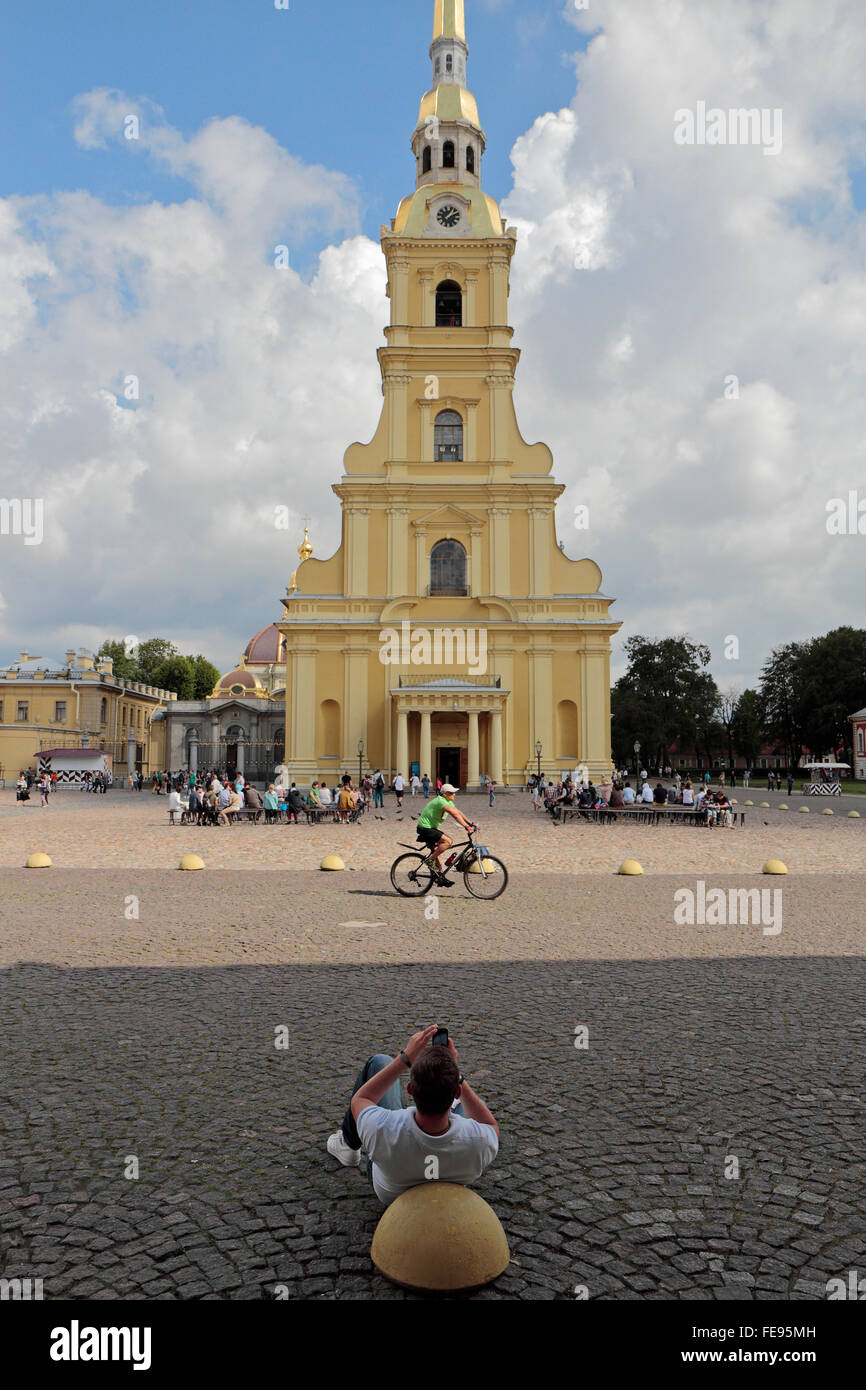 Un fotógrafo intenta obtener todos los SS de la Catedral de San Pedro y san Pablo en una foto, la fortaleza de San Pedro y san Pablo, San Petersburgo, Rusia. Foto de stock
