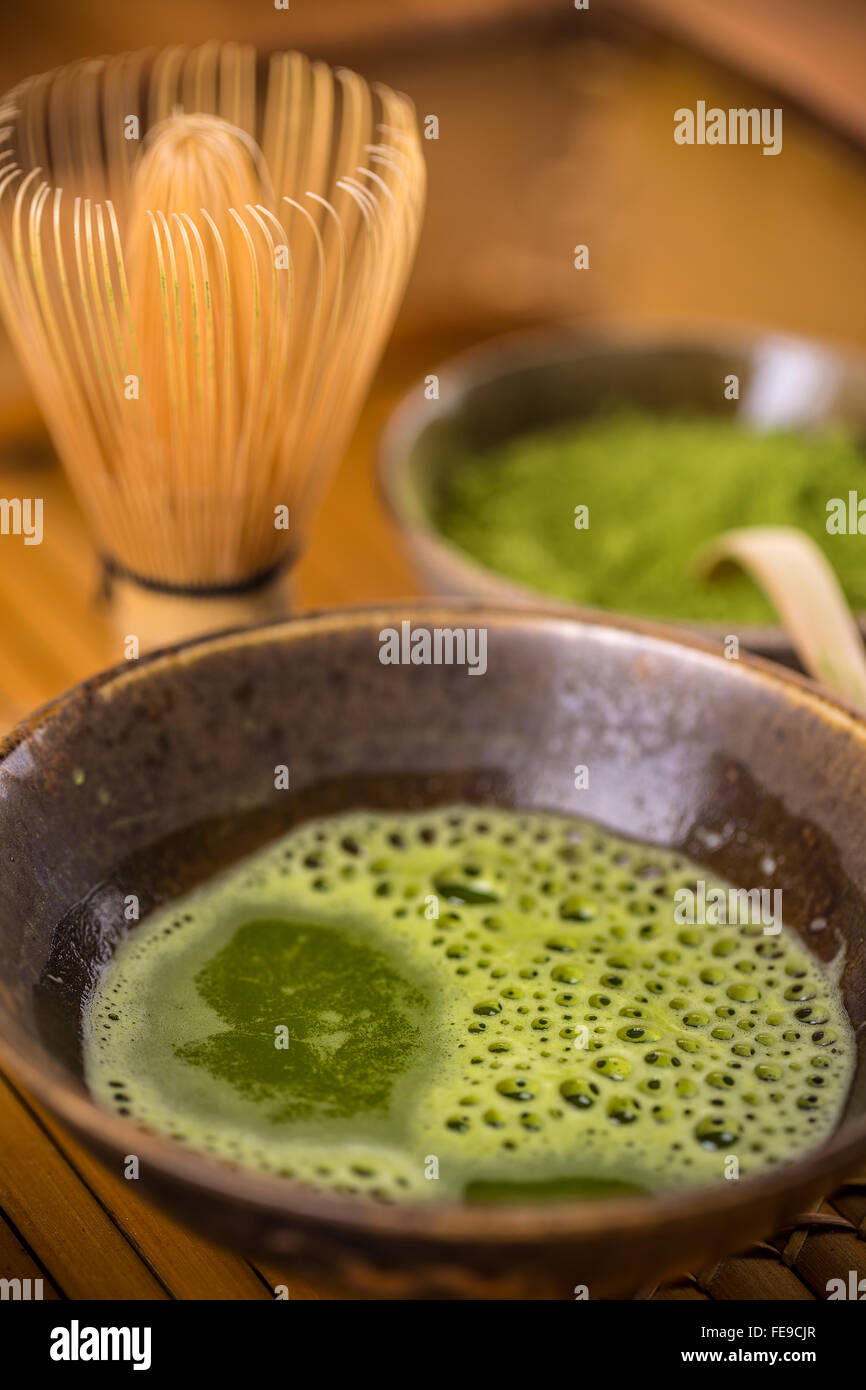 Batidor de té de bambú para matcha sobre fondo blanco, cultura tradicional  del té matcha japonés