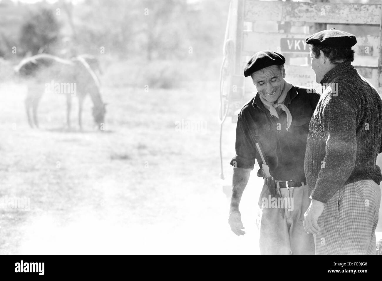 La vida real candid shot del pueblo argentino trabajando en el campo. Argentina, cerca de Buenos Aires. Foto de stock