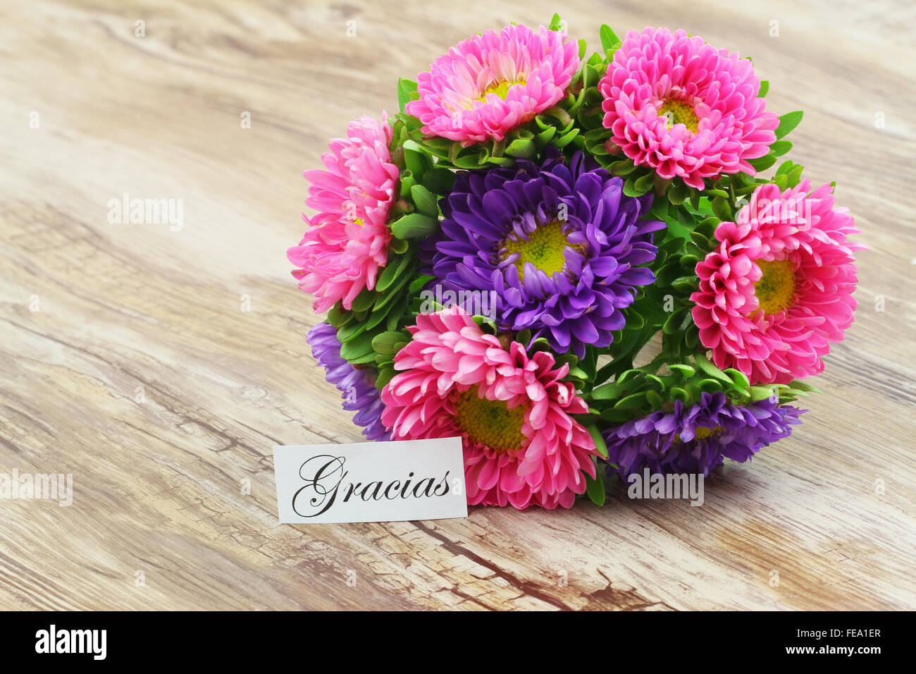 Gracias (gracias en inglés) tarjeta con colorido bouquet de flores de