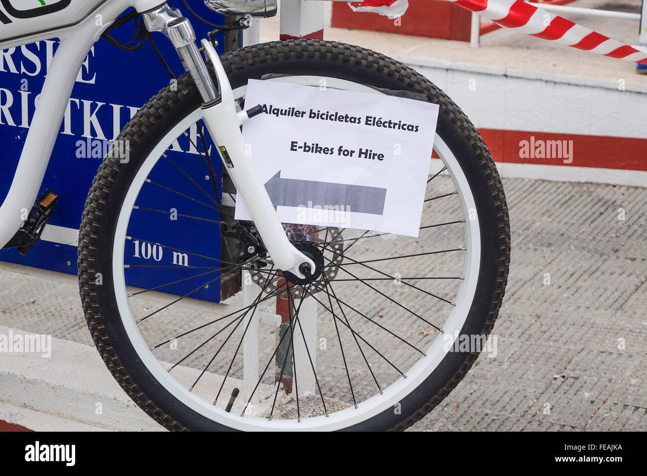 Servicio de alquiler de bicicletas eléctricas TAO en Benidorm, España para  los turistas y lugareños Fotografía de stock - Alamy