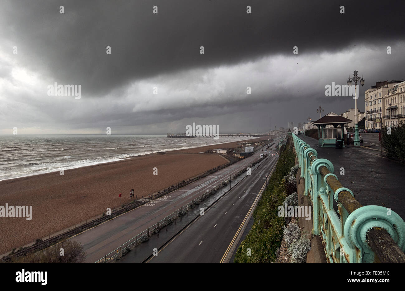 Tormenta de lluvia: una enorme nube oscura sobre el paseo marítimo de Brighton, Sussex Foto de stock