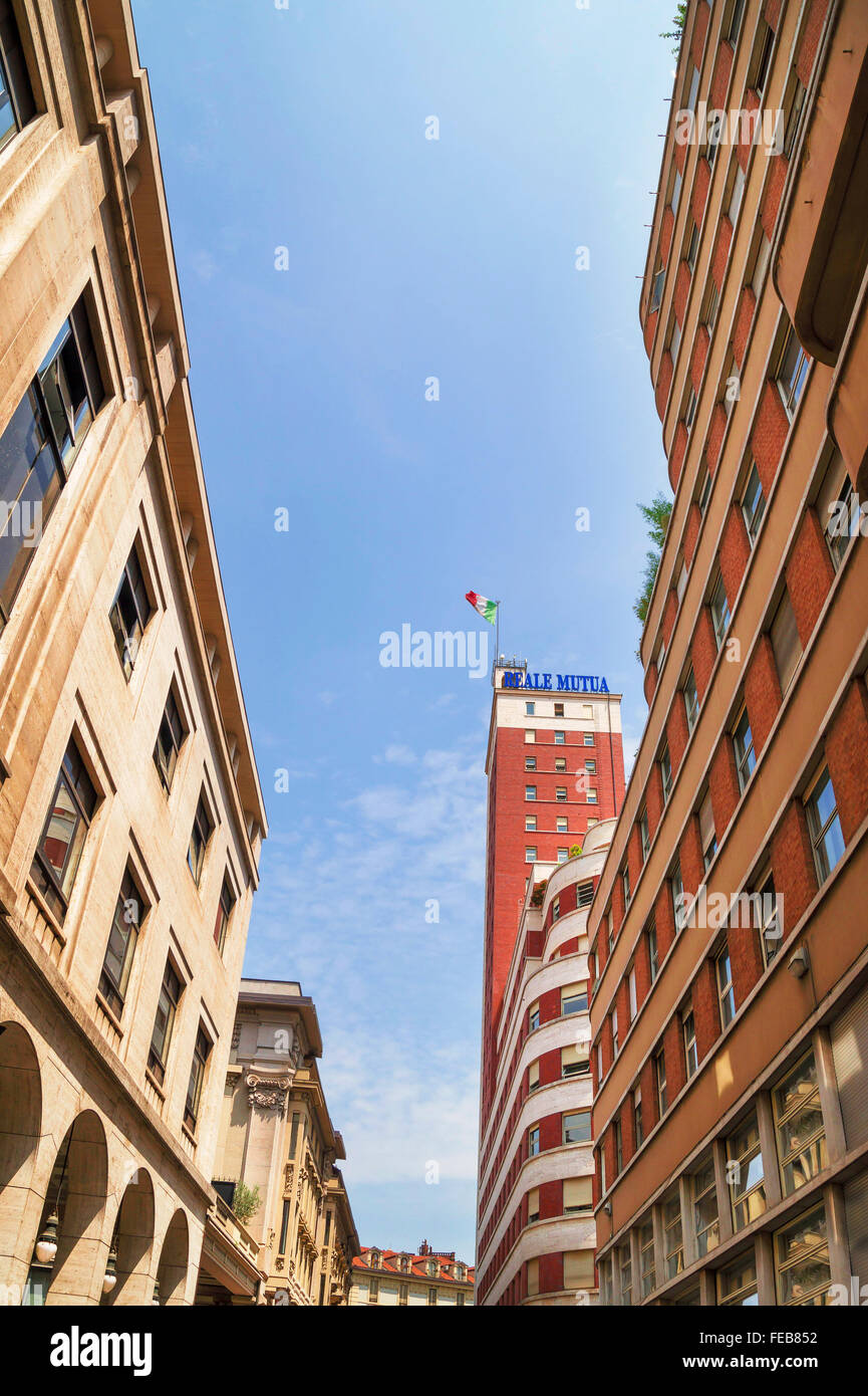 Edificios de arquitectura en Via Giambattista , con torre Littoria - Royal mutua , edificio rascacielos en Turín, Italia. Foto de stock