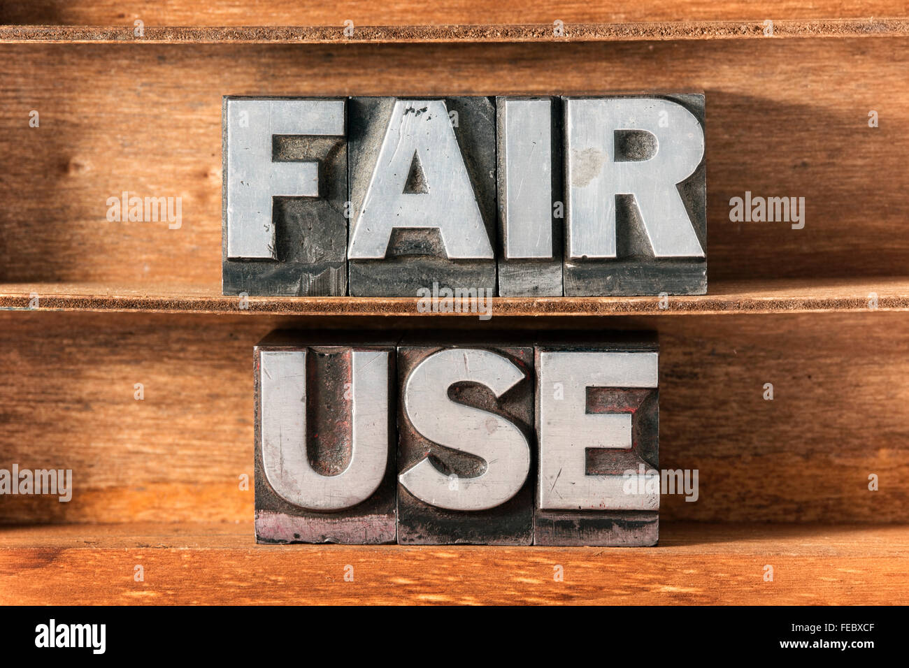 Fair use frase hecha de tipografía metálica en bandeja de madera Foto de stock