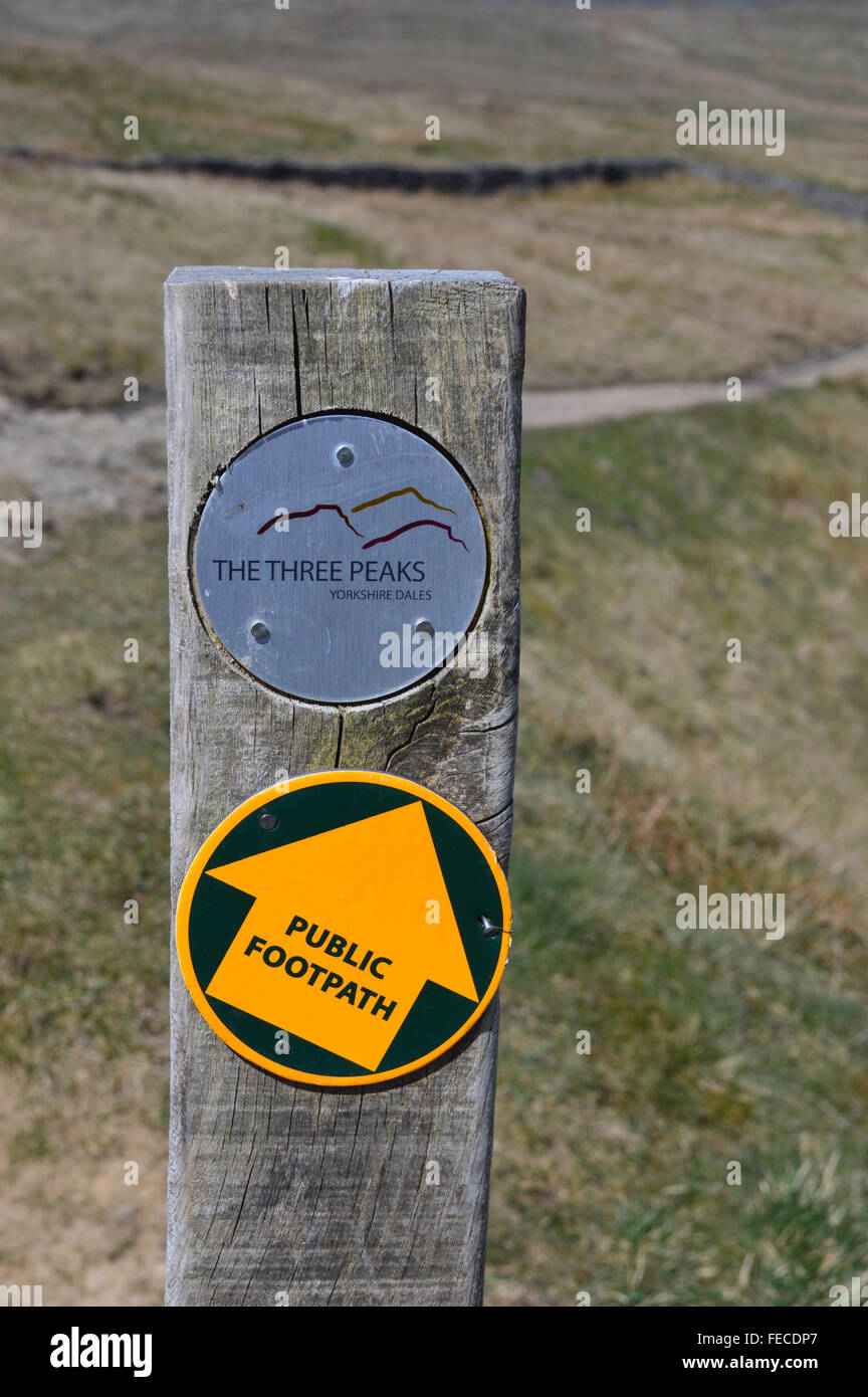 Cartel de madera sobre los 3 picos de Yorkshire Desafío a pie Foto de stock
