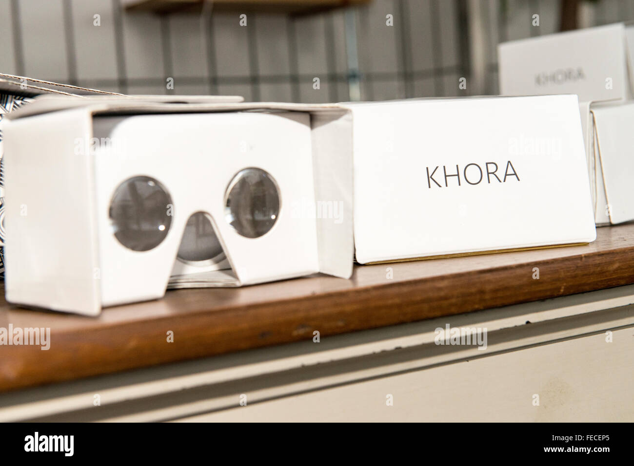 Copenhague, Dinamarca. El 5 de febrero de 2016. Khora es un espacio pop-up en el Meatpacking district de Copenhague, donde la gente puede caminar y probar diferentes niveles de realidad virtual. Las escuelas podrán venir en viajes de campo, las empresas pueden venir a ver lo que es posible con VR. Entusiastas de la VR podrá venir y colaborar con compañeros de los creadores de contenido. Su objetivo es crear un entorno donde las ideas acerca de la realidad virtual puede desarrollarse y llegar a la vida. En la foto aparece un cartón de Google auricular VR, que en tan sólo £15 es una alternativa asequible a un caro auriculares. © Matthew James Foto de stock