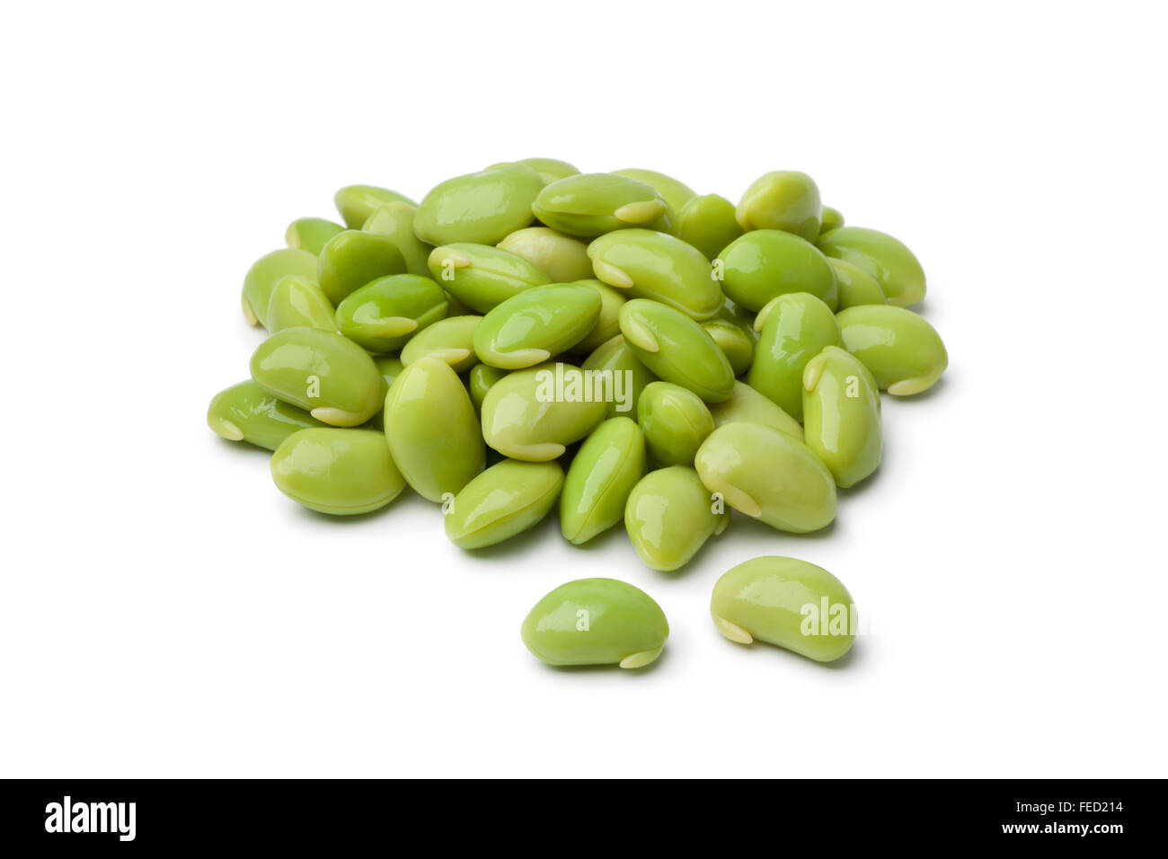 Soja pelados fresco sobre fondo blanco. Foto de stock