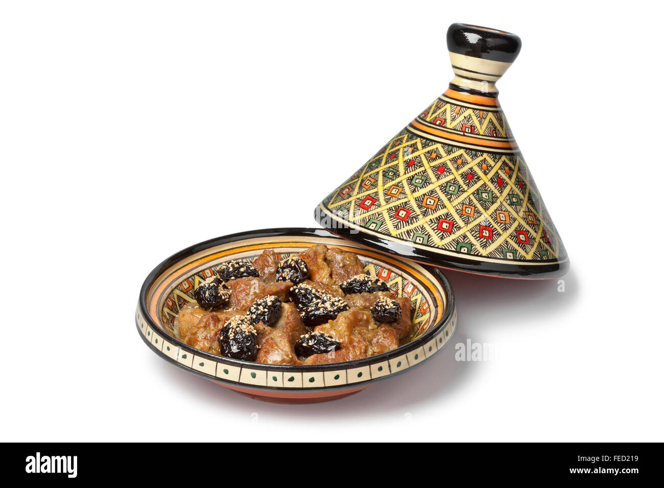 Tajine marroquí con carne, ciruelas y semillas de sésamo Foto de stock