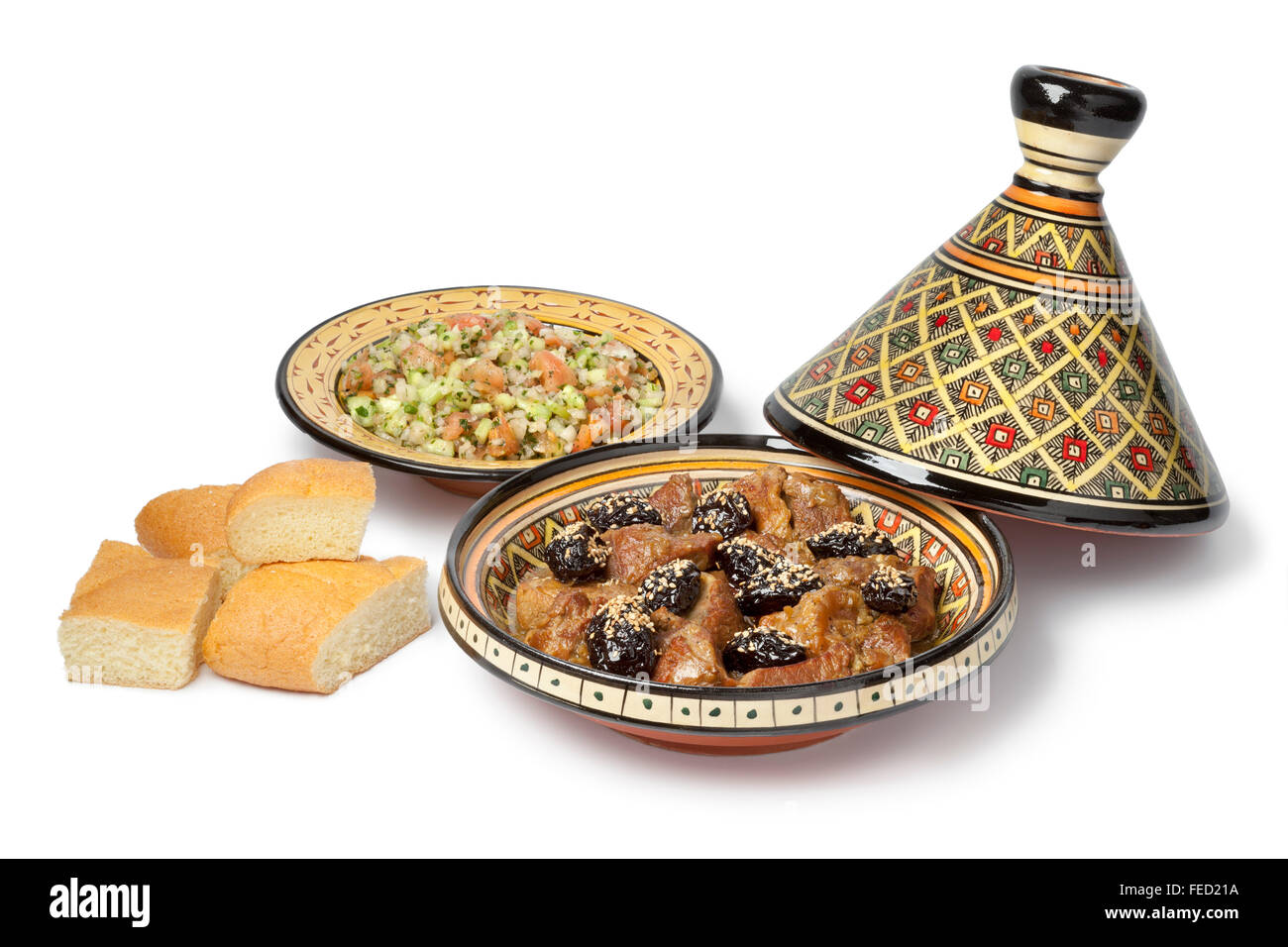 Tajine marroquí con carne, ciruelas,las semillas de sésamo y pan Foto de stock