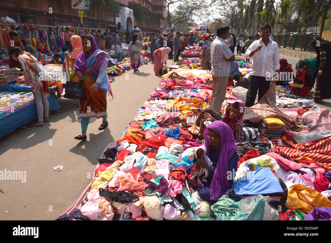 Mojado deslealtad Sin alterar Dhaka, Bangladesh. El 5 de febrero de 2016. Los vendedores de ropa de  Bangladesh se vende ropa en la carretera en Motijheel en Dhaka, Bangladesh.  En Febrero 05, 2016 Más de mil