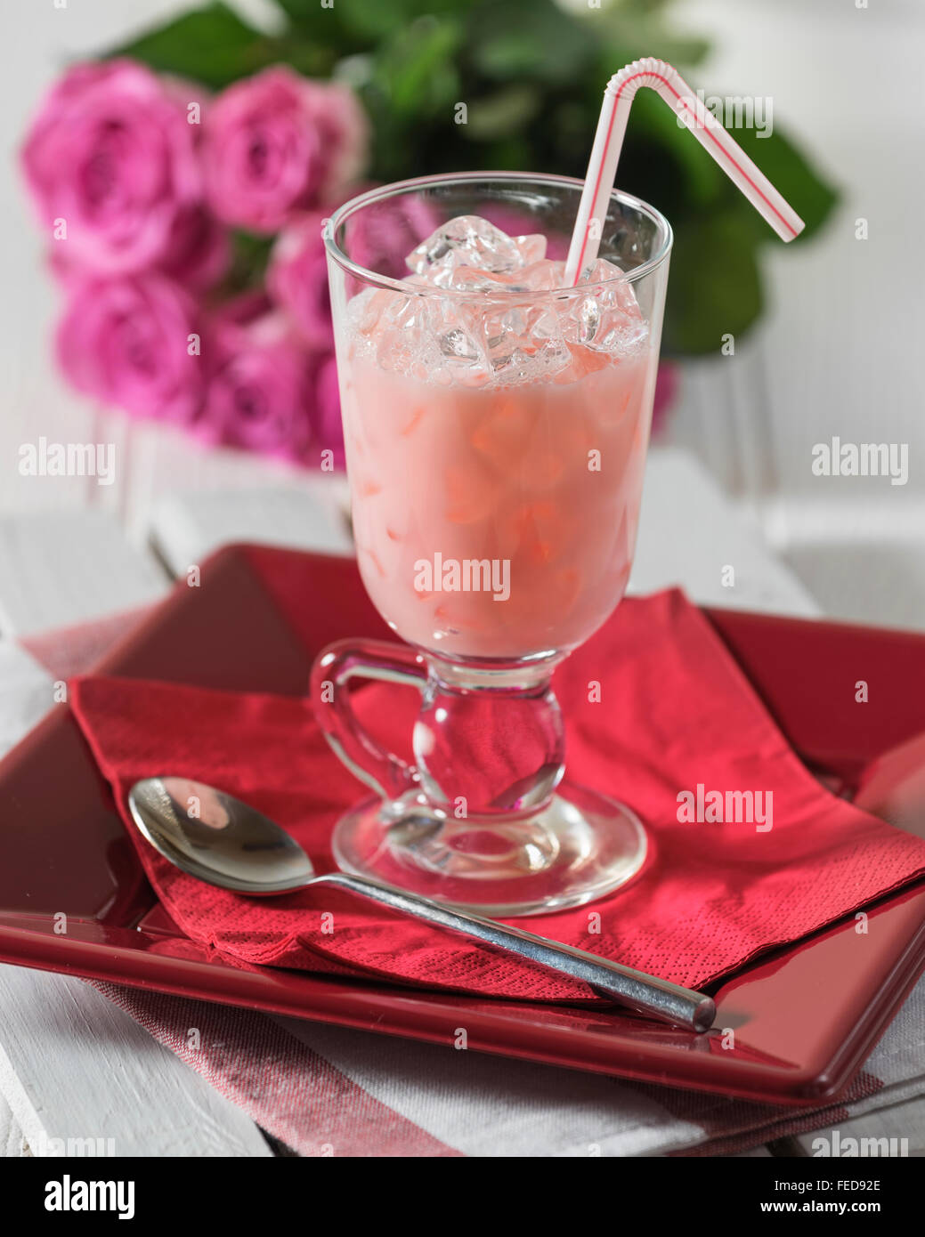 Rose Bandung. Rosewater bebida de leche de sabor. Sudeste asiático Foto de stock