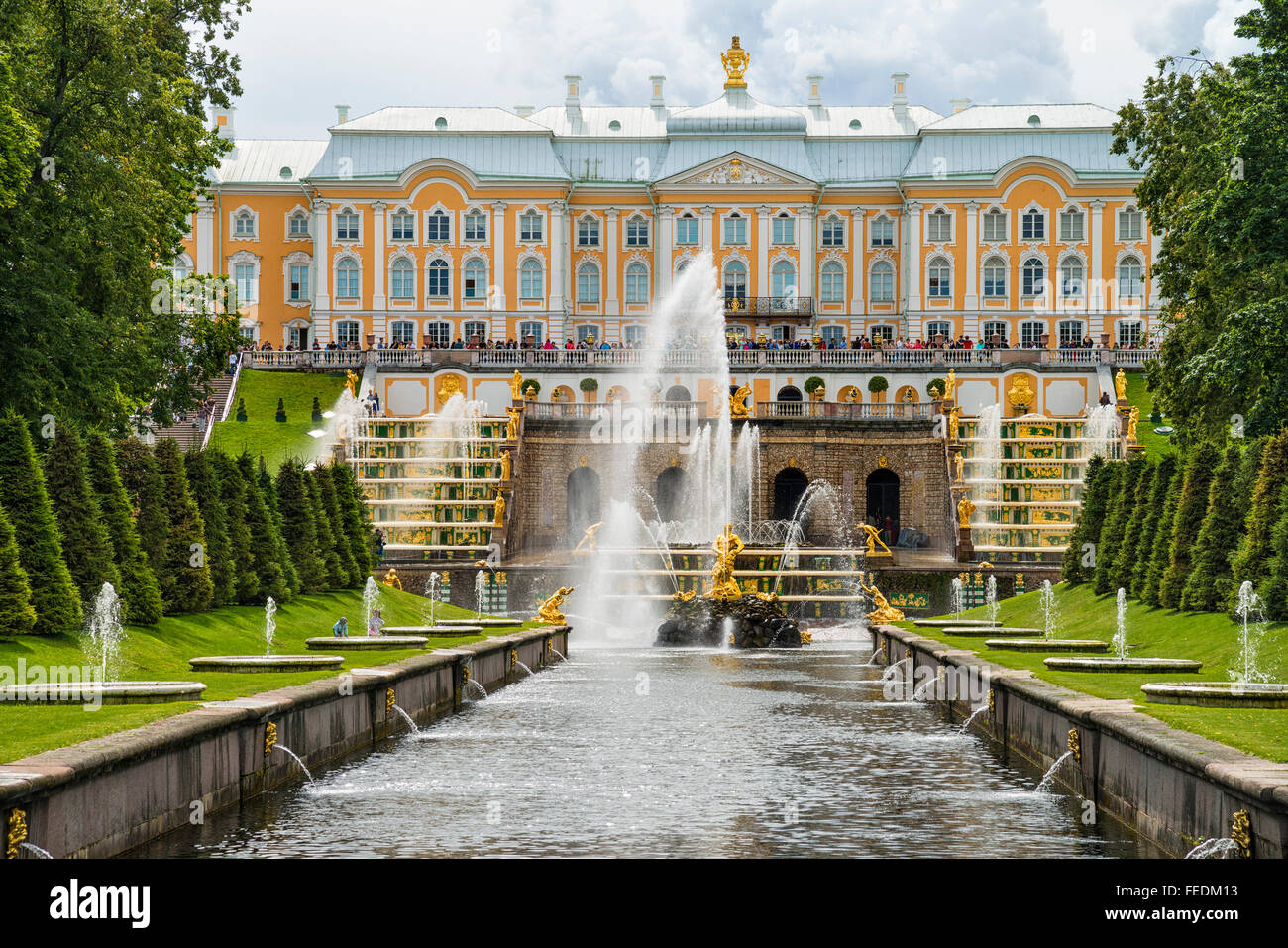 El Grand Palace y el gran cascada del Palacio Peterhof, Petergof, San Petersburgo, Rusia Foto de stock