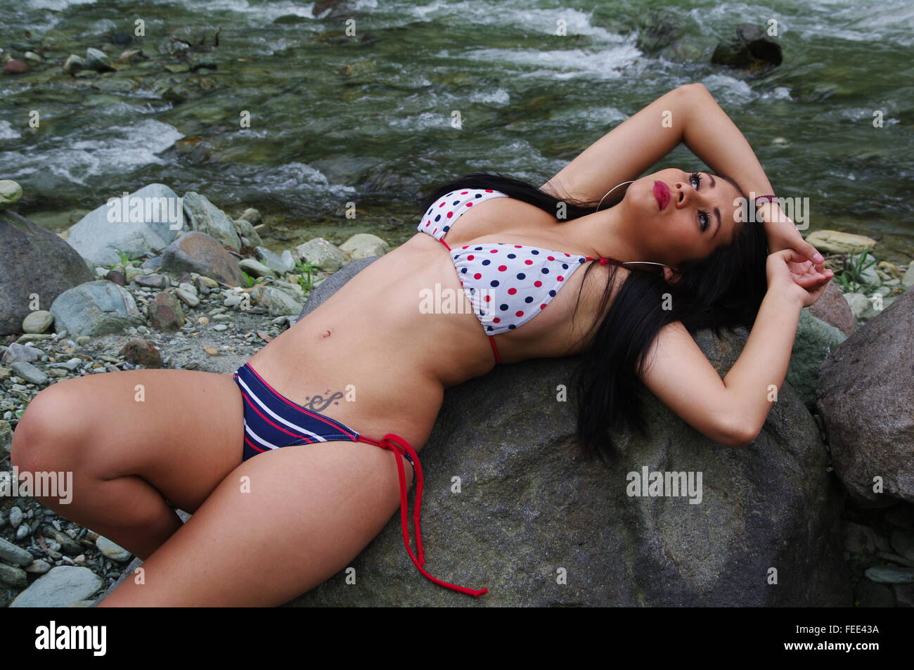 Modelo de bikini fotografías e imágenes de alta resolución - Alamy