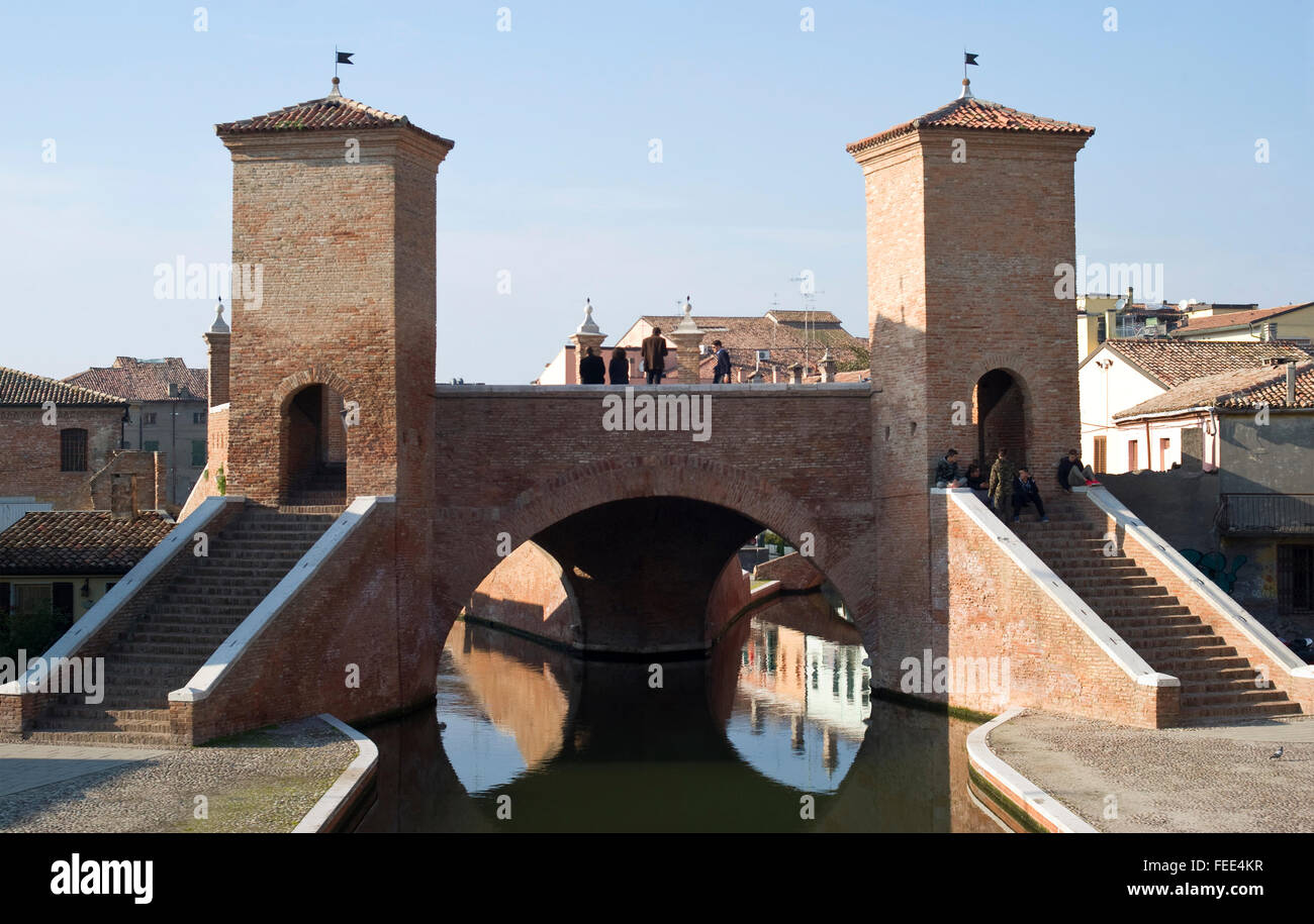 El monumental puente de tres puntos conocido como el Trepponti (1638), Comacchio, Emilia Romagna, Italia Foto de stock