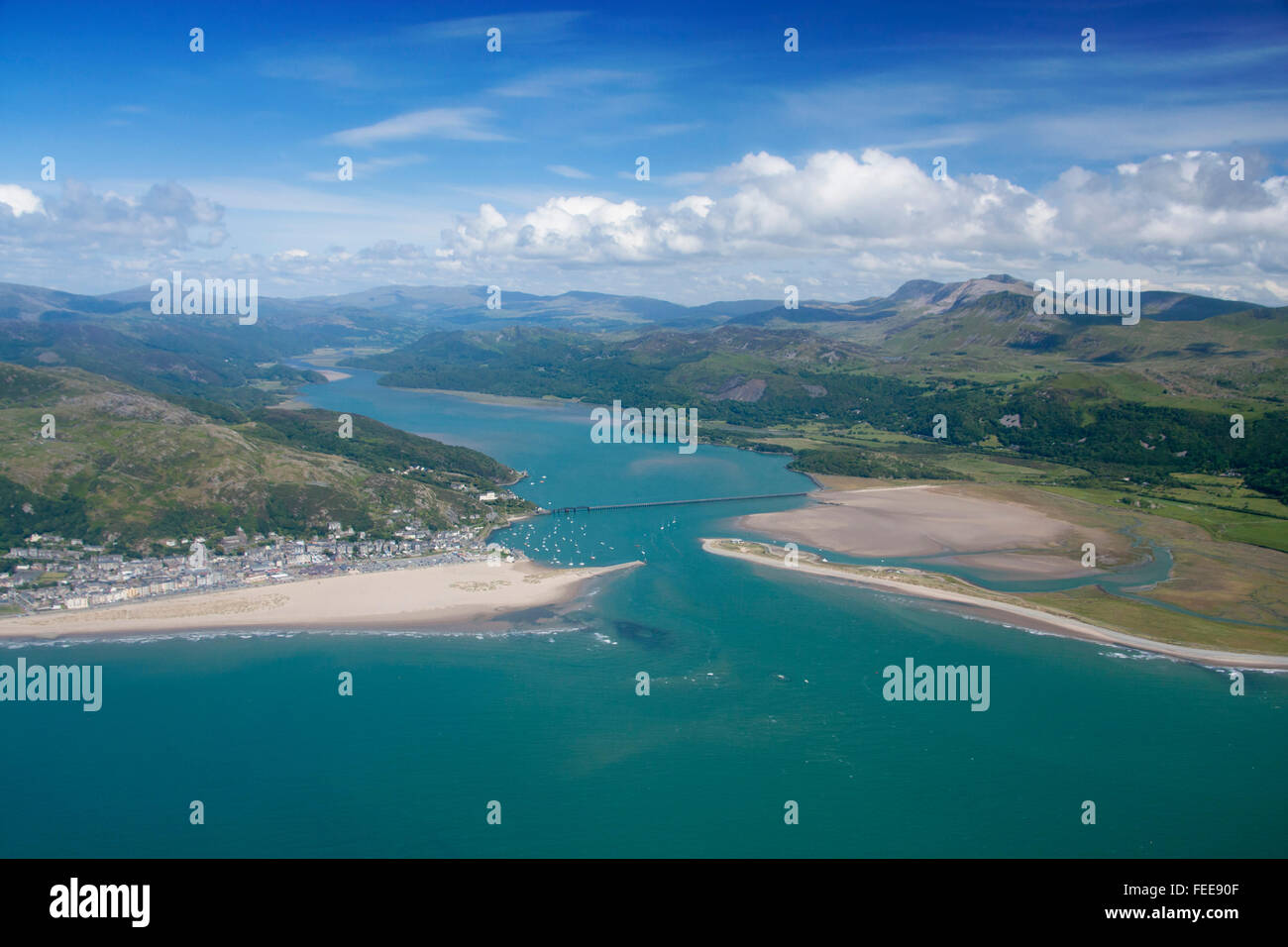 Vista aérea de Barmouth, estuario Mawddach Cadair Idris cordillera y el Parque Nacional de Snowdonia Gwynedd Mid Wales UK Foto de stock