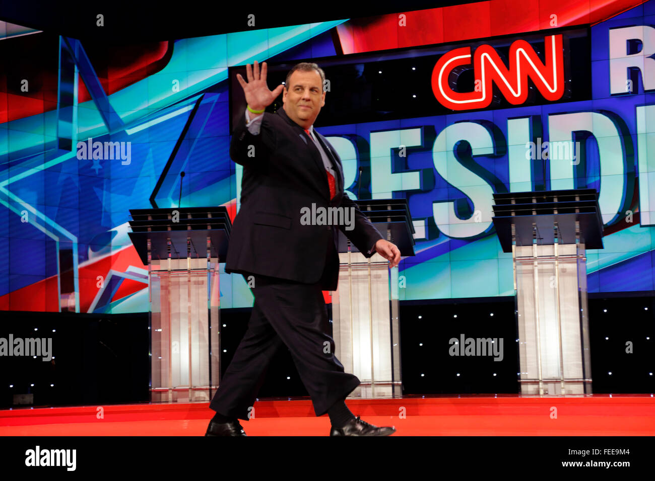 LAS VEGAS, NV, 15 de diciembre de 2015, el gobernador de Nueva Jersey. Chris Christie un candidato presidencial en el 2016, las olas en el escenario al inicio del debate de Candidatos Presidenciales Republicanos en el Venetian. Foto de stock