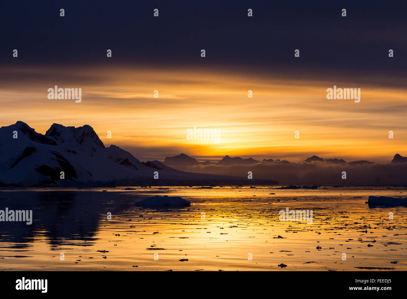 Puesta de sol en medio de la nada, el Canal Lemaire, la Antártida Foto de stock