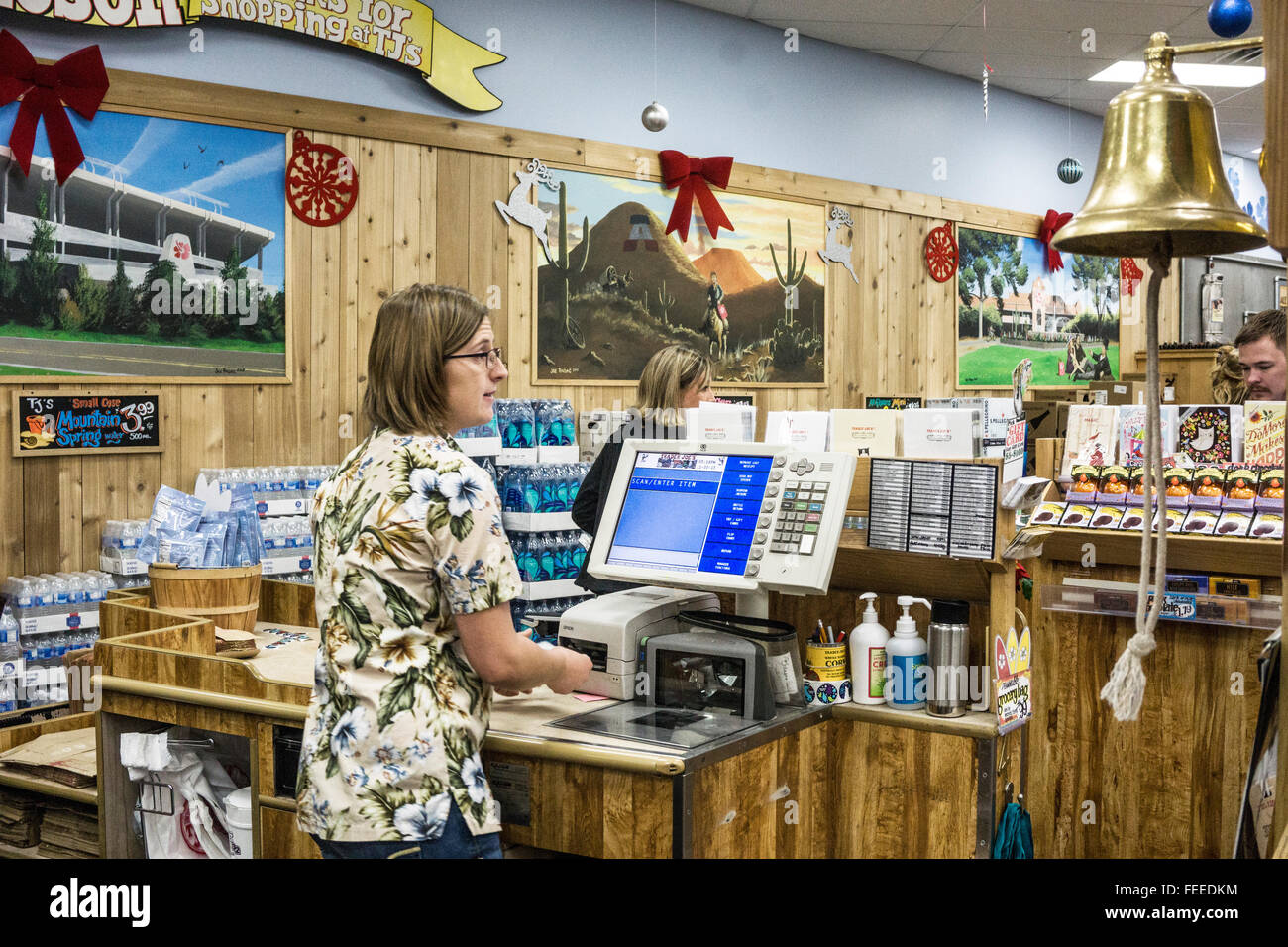 Joven miembro del equipo en hawaiano camisa tradicional está viendo