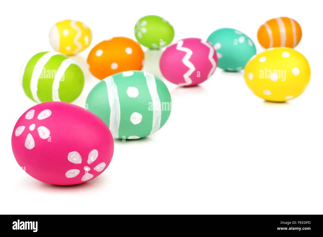 Huevo de Pascua pintado colorido borde o fondo sobre blanco Foto de stock