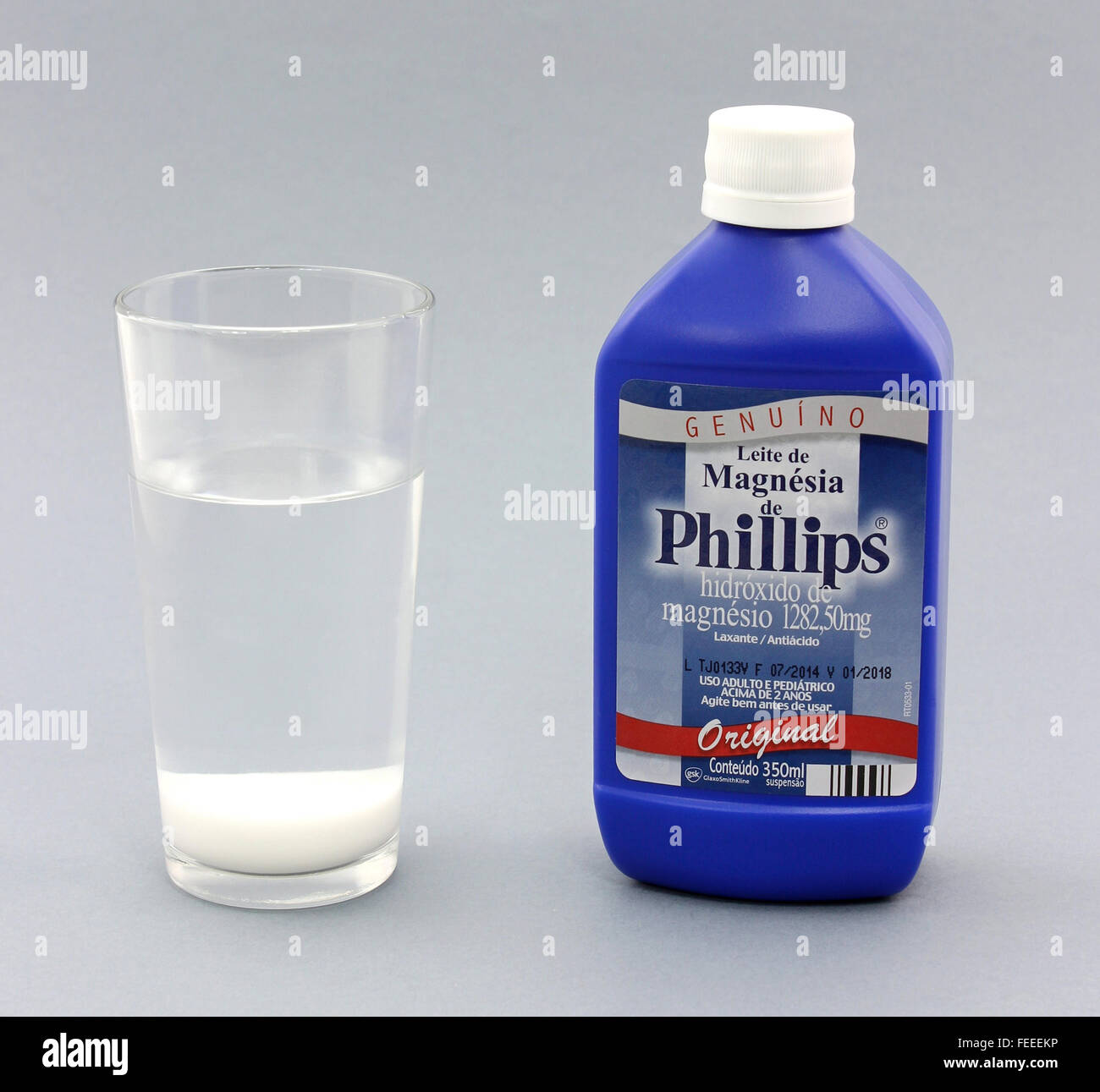 Leche de magnesia Philips líquido en frasco de plástico Fotografía de stock  - Alamy