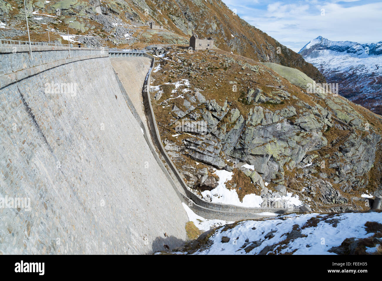 La pared de la represa del lago Campliccioli en el corazón del valle de antrona, Ossola, Alpes Italianos, hogar de la escalada steinbocks Foto de stock