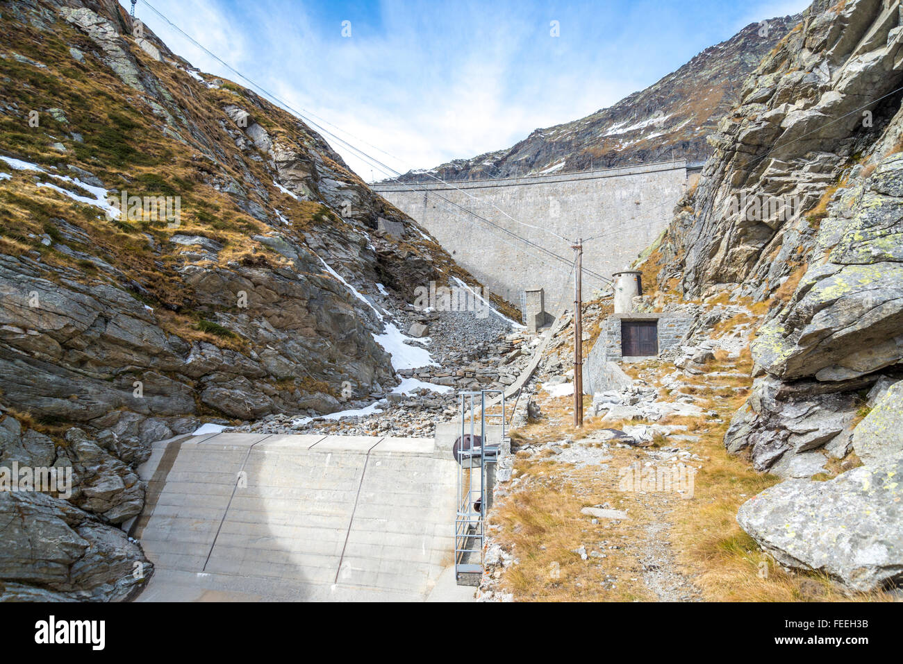 El lago de la represa Cingino en alto valle Antrona, Piamonte Alpes Italianos Foto de stock