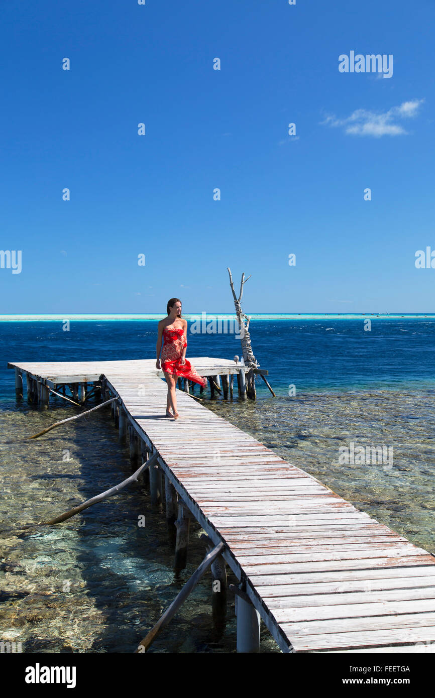 Mujer caminando en el malecón, Tetamanu, Fakarava, las Islas Tuamotu, en la Polinesia Francesa Foto de stock