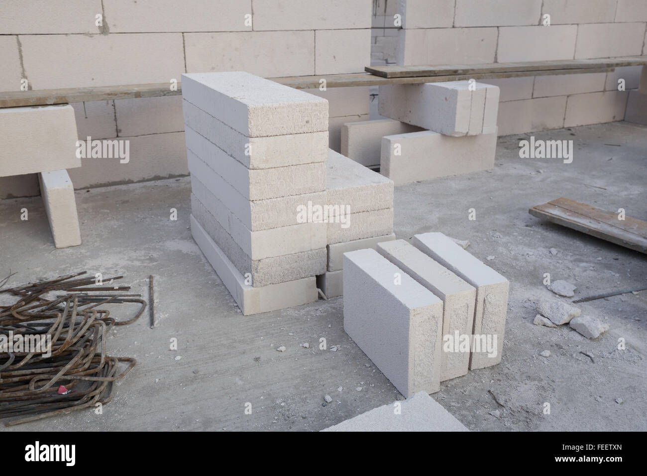 Pila de bloques de hormigón ligero blanco, espuma de bloque de cemento,  materia prima para la industria de pared o muro de la casa Fotografía de  stock - Alamy