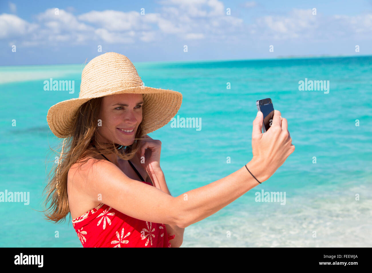 Mujer toma la foto en Blue Lagoon, Fakarava, las Islas Tuamotu, en la Polinesia Francesa Foto de stock