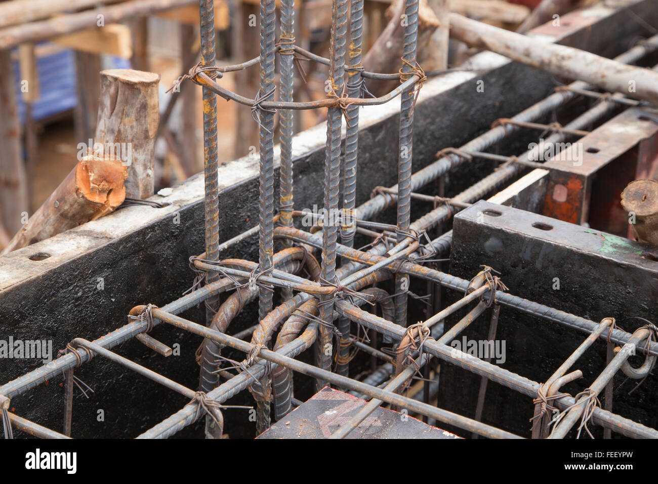 Reforzar el vástago de acero para viga y pilar en el sitio de construcción  Fotografía de stock - Alamy