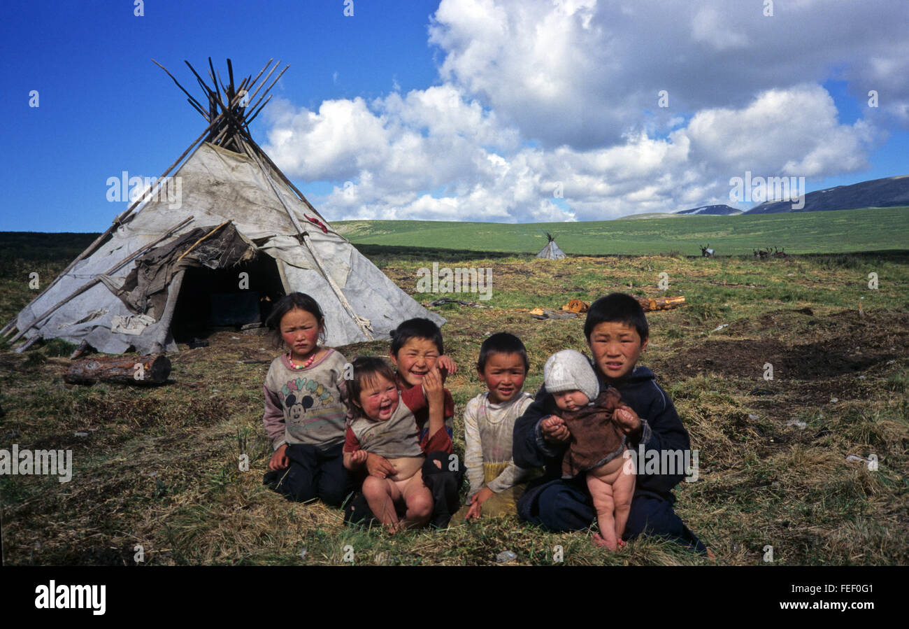 Duhkha (igual que Tsaatan) niños en frente de una tienda nómada Foto de stock