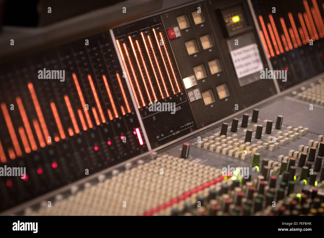 Equipos de grabación y la mesa de mezclas en Parr Street studios en Liverpool Foto de stock