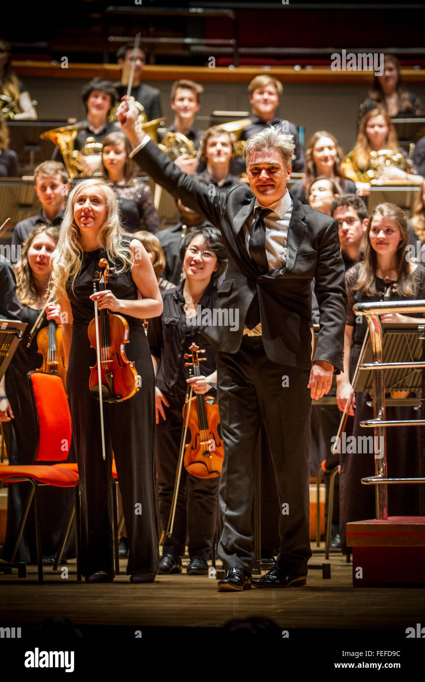 Edward Gardner, director de orquesta, Orquesta Juvenil de la Central de Balances de Birmingham, 2015 Foto de stock
