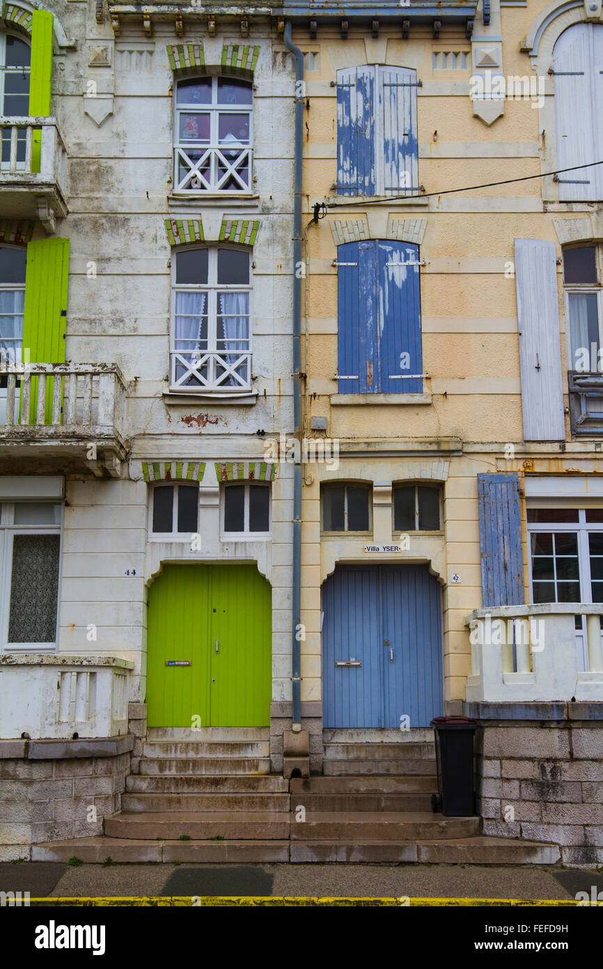 Wimereux, abandonado casa francesa fachada con ventanas con persianas y pintura desconchada. Foto de stock