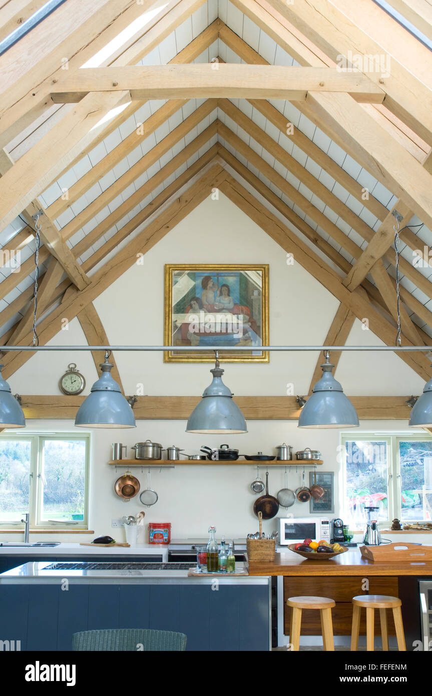 Detalle del techo abovedado de roble en la cocina. Foto de stock