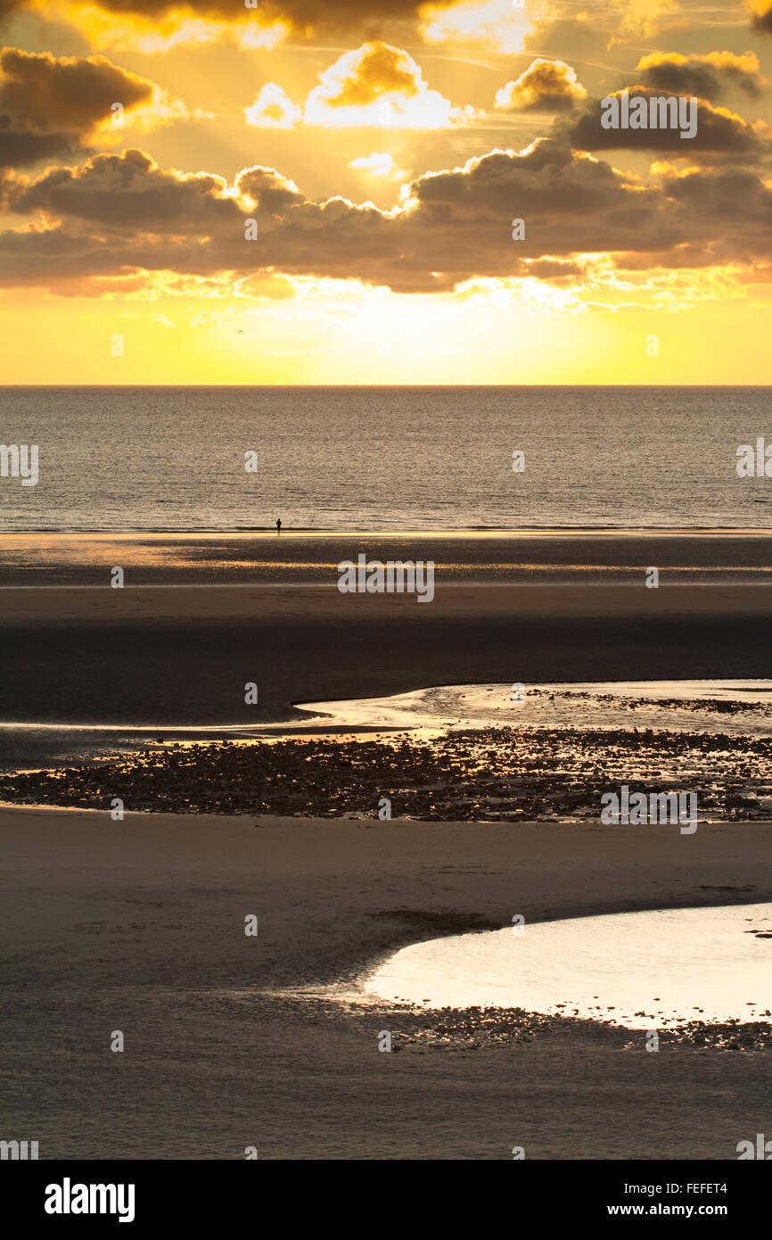Sol, mar, Golden Sands sky, persona solitaria, tarde beach Foto de stock